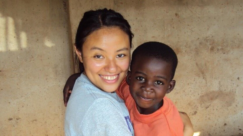 ウガンダの子どもと飯干スタッフ
