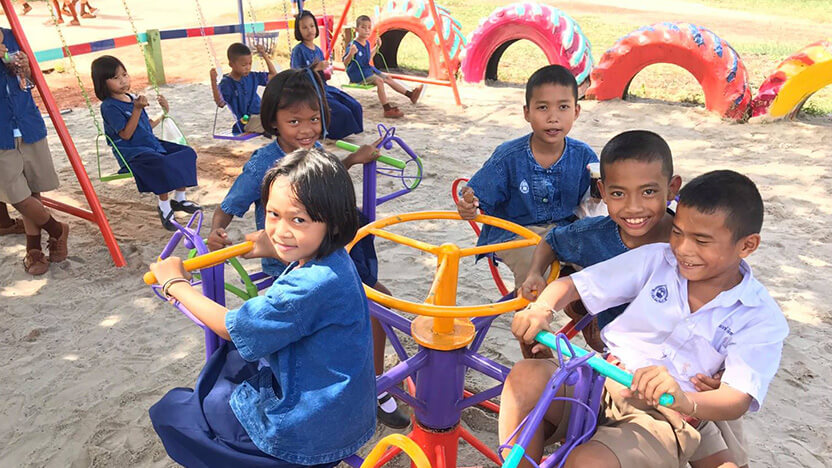 支援を通して小学校に設置した遊具で遊ぶ子どもたち