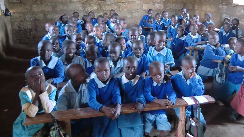 支援前の小学校で学ぶ子どもたち