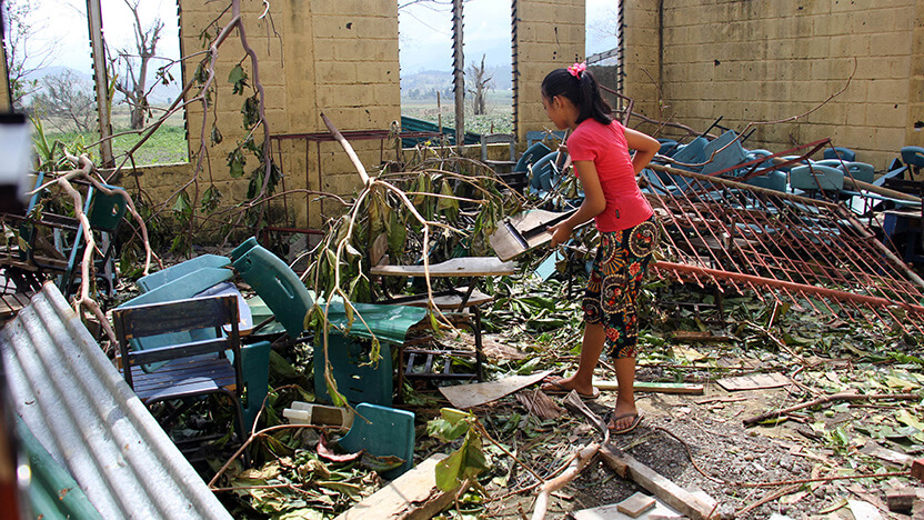 台風によって損壊した学校。フィリピンは毎年台風や地震などの自然災害によって家屋や学校など、コミュニティ全体が大きな打撃を受け、教育や医療などにも大きな影響を与えています