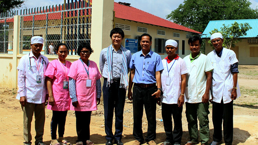 カンボジアの保健センター職員と新口スタッフ
