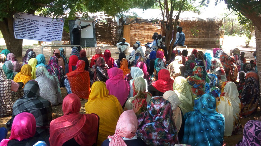 栄養改善研修を受ける妊娠中・授乳中のお母さんたち