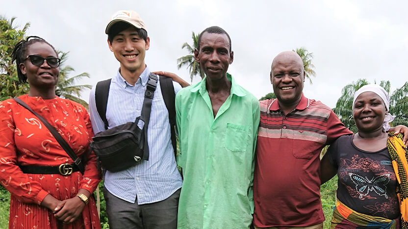 ウガンダの隣国タンザニアの地域住民と李スタッフ