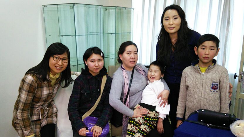 2017年からモンゴル支援に関わる志澤スタッフが、わかりやすく解説します！（障がいを持つ子どもを支援する施設にて。左端が志澤スタッフ）