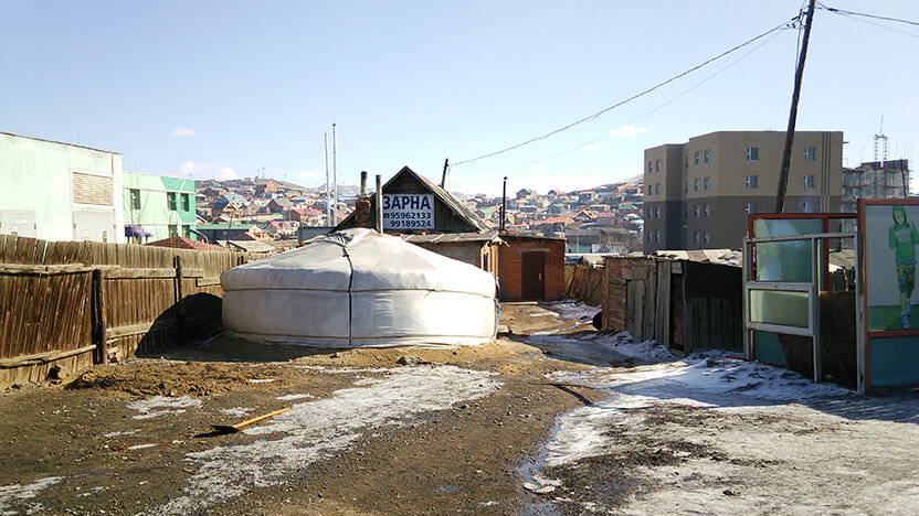 ウランバートル郊外。収入を求めて農村から首都に移り住み、インフラの整わない地区でゲルで暮らす世帯も多い