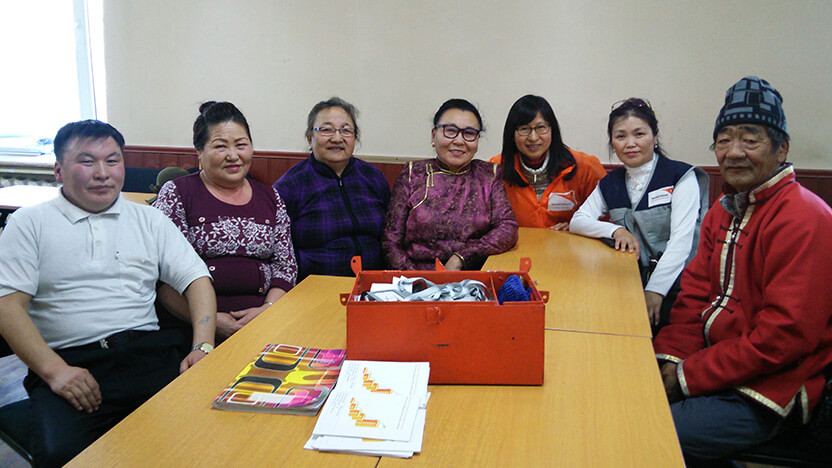 ハイラアスト地区の貯蓄グループメンバーと志澤スタッフ