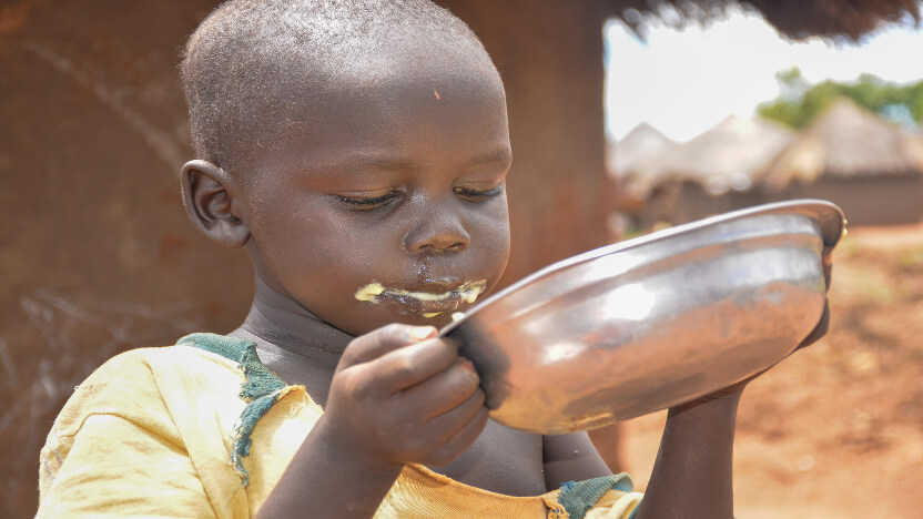 おかゆを食べる難民の子ども