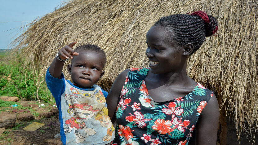 ウガンダで暮らす難民の親子