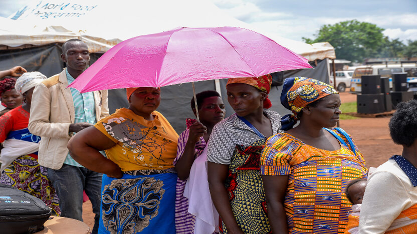 食糧や現金の配布のために並ぶコンゴ難民の人々