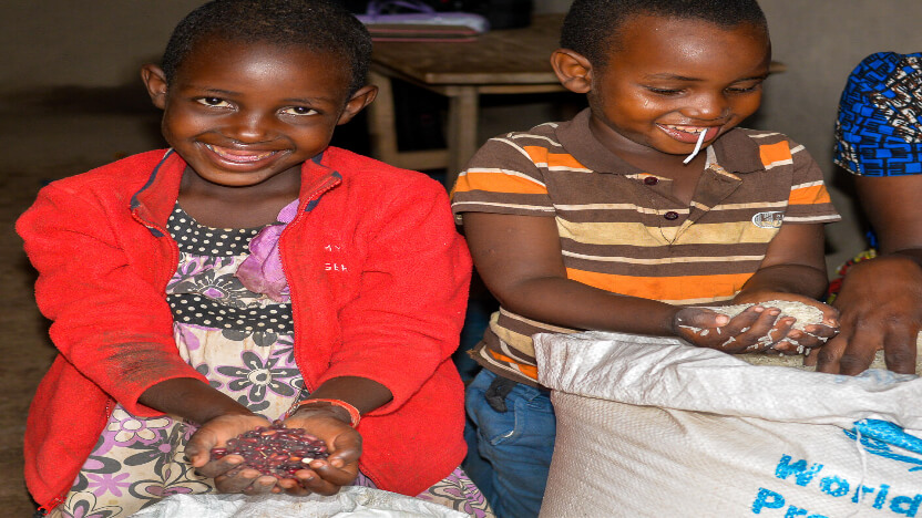 食糧の配給に喜びを見せるコンゴ難民の子どもたち