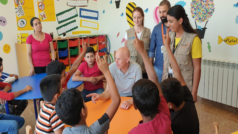 レバノンで暮らす子どもたちとワールド・ビジョンのスタッフ