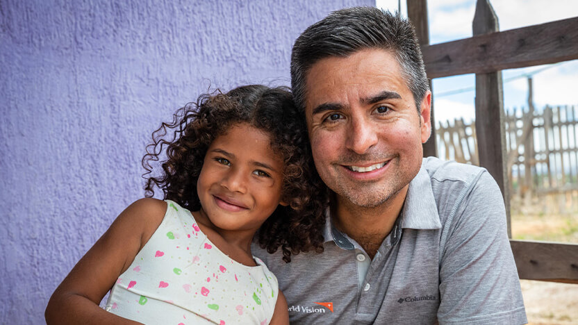 コロンビアに逃れてきたベネズエラの少女とワールド・ビジョンのスタッフ