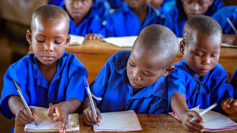 熱心に勉強に励むルワンダの学校に通う子どもたち