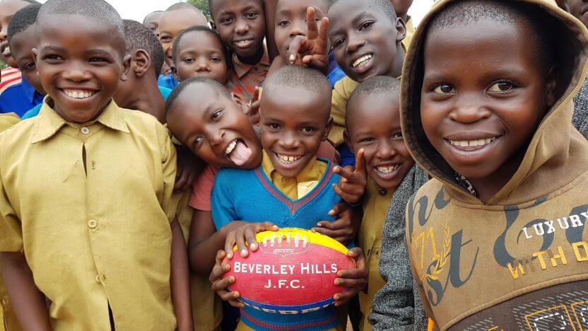 こちらに笑顔を向けるルワンダの子どもたち