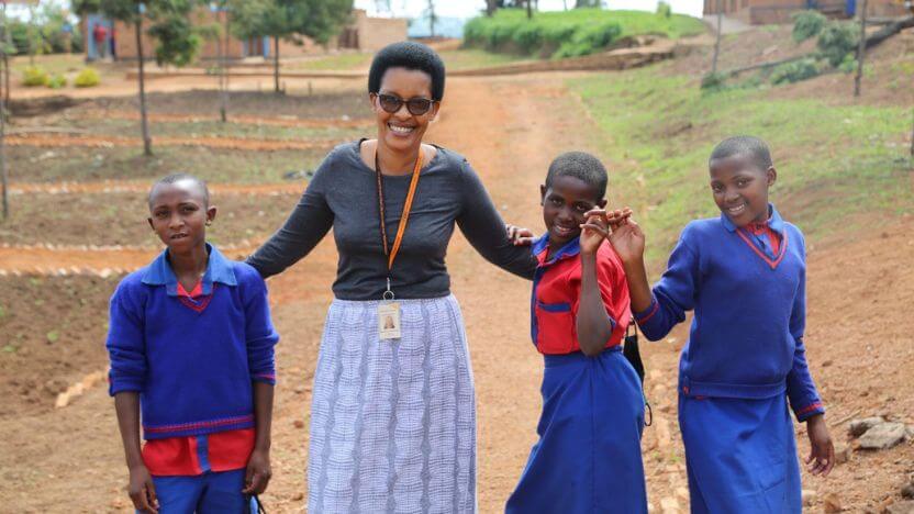 ルワンダの子どもたちとワールド・ビジョンのスタッフ