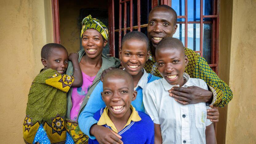チャイルド・スポンサーによる支援を受ける少女とその家族