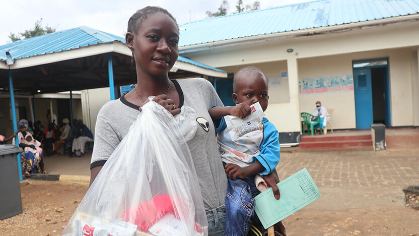 南スーダンの栄養センターでRTUF(栄養補助食)を受け取ったお母さん