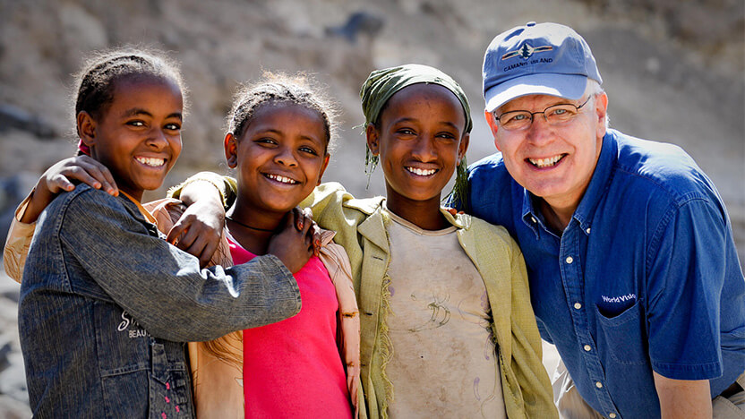 エチオピアの子どもたちとワールド・ビジョンのスタッフ