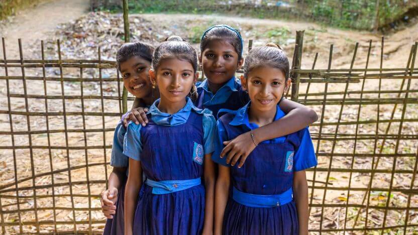 バングラデシュの学校に通う少女たち