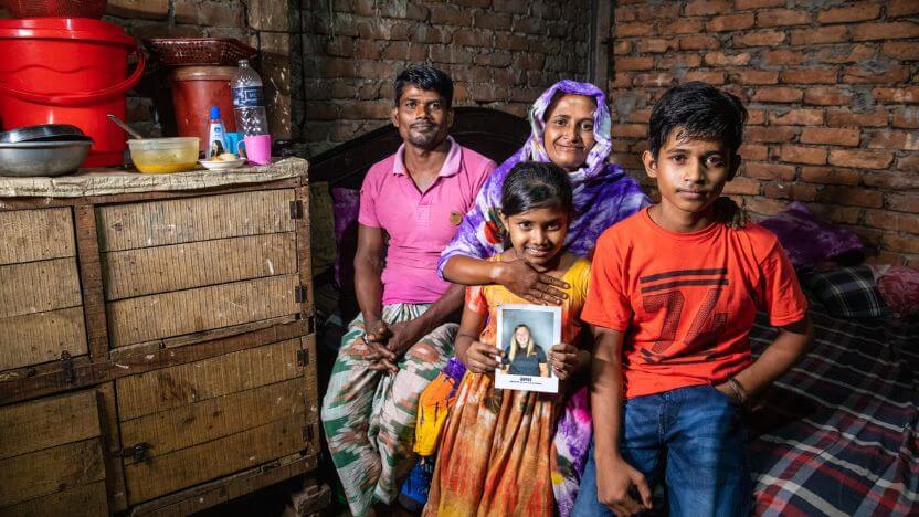 チャイルド・スポンサーの写真を持つバングラデシュの少女とその家族