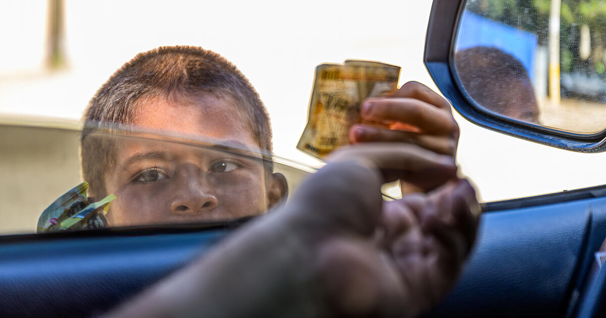 SDGs目標8「働きがいも 経済成長も」の取り組みやできることを解説