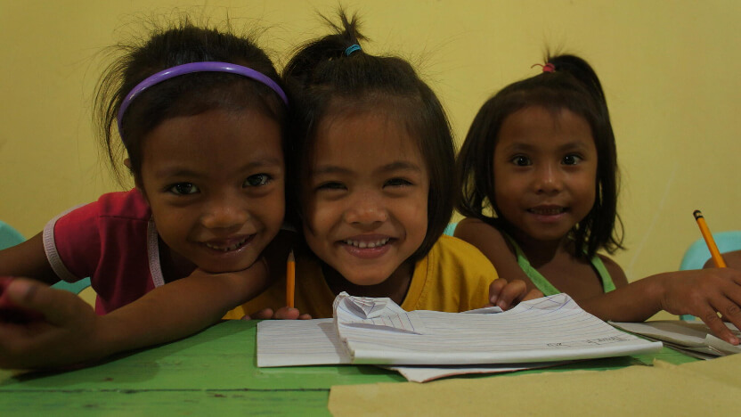 ワールド・ビジョンの支援でできた、安心して使える教室で学ぶ子どもたち(フィリピン）