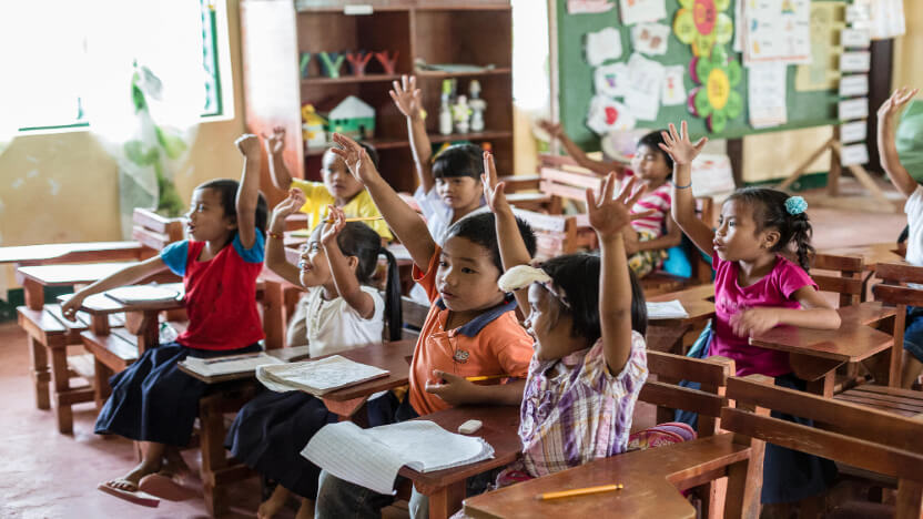 学校で学ぶ子どもたち(フィリピン)