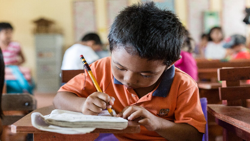 教室で学ぶフィリピンの男の子