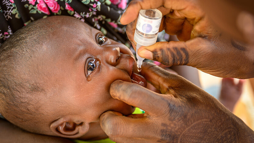 ワクチンを経口投与されるニジェールの子ども