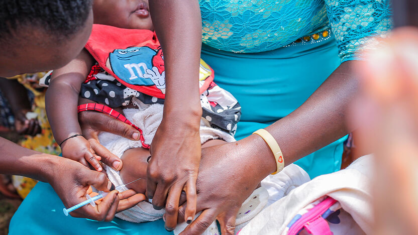 ワクチンを接種されるウガンダの子ども