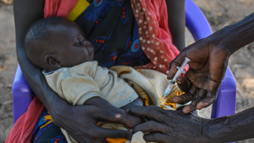 ワクチン接種を受ける南スーダンの子ども