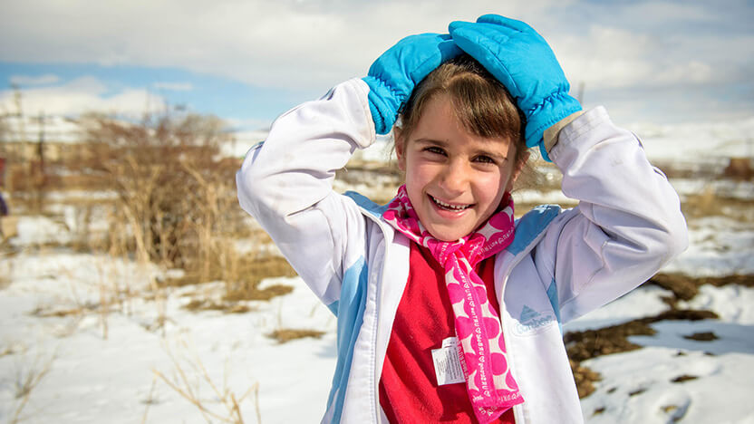 ワールド・ビジョンから手袋を受け取ったアルメニアの少女