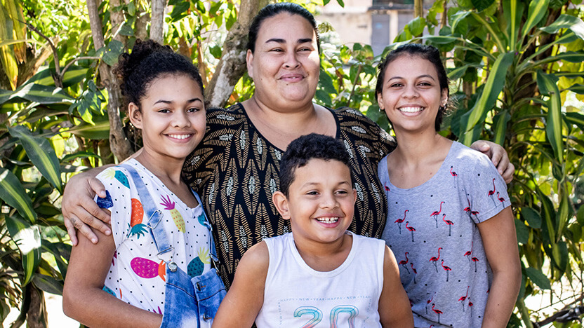 ワールド・ビジョンらの取り組みを通して食糧支援を受けたブラジルの家族
