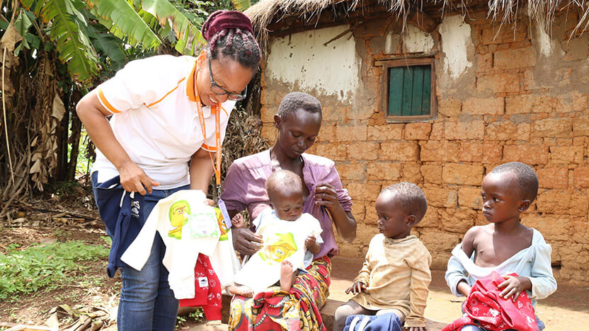 GIK(Gifts-in-Kind)の取り組みの一環として服を受け取るブルンジの子どもたち