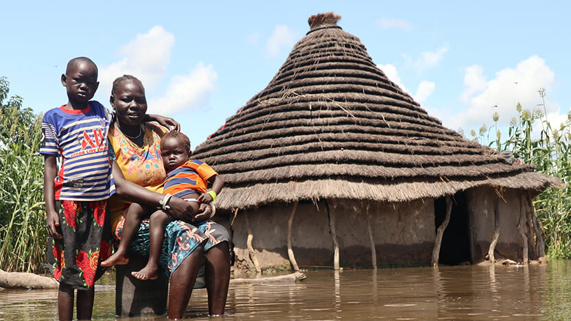 南スーダンで暮らす家族。洪水に見舞われ、母親(写真中央)は家族の健康を心配している