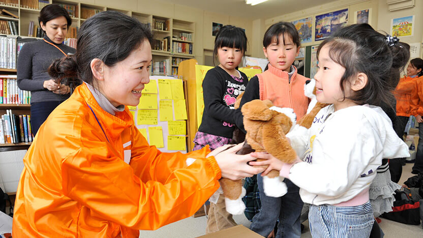 犬のぬいぐるみを受け取る南三陸町の女の子