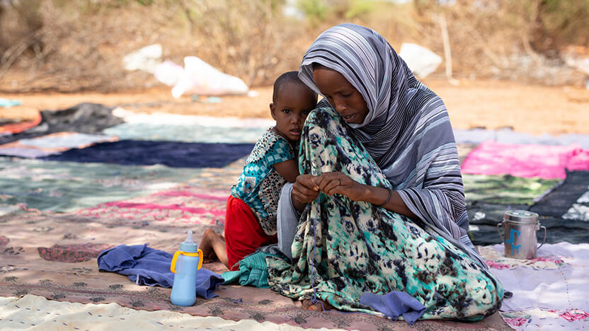 干ばつ被害が深刻なソマリアで暮らす親子
