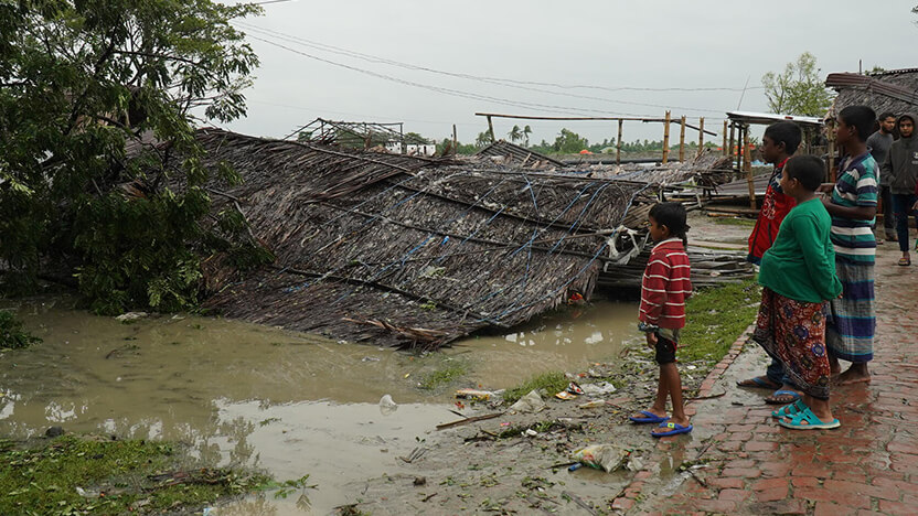 サイクロンによる被害を目の当たりにする子どもたち