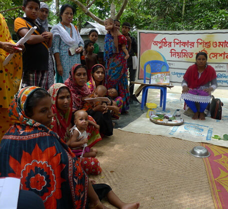 栄養に関するワークショップに参加するお母さんたち(バングラデシュ)