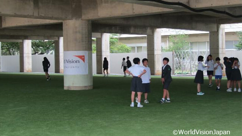 人工芝が敷設された河井小学校のピロティ