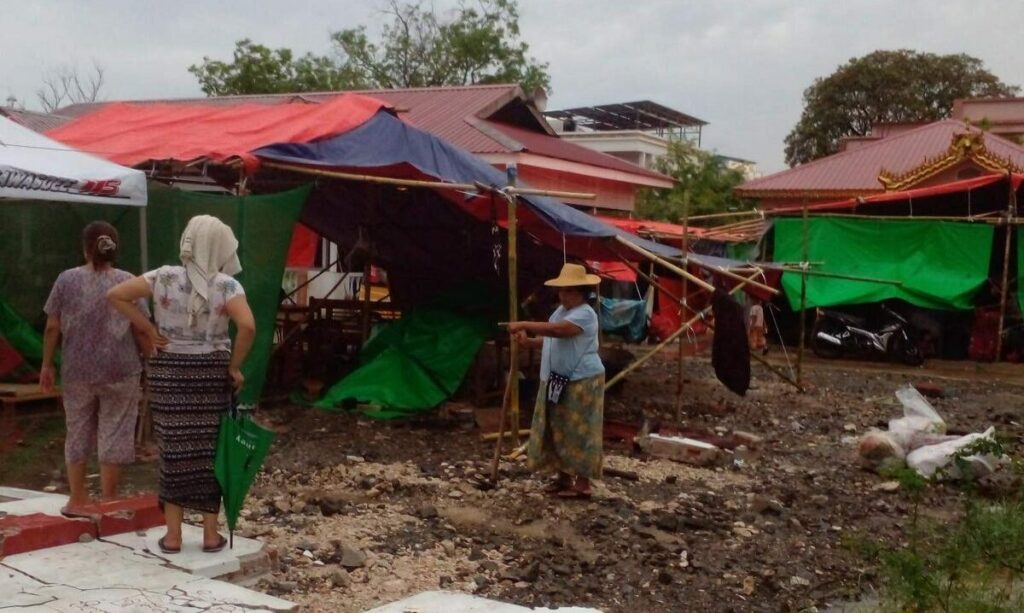 豪雨により破損した仮設テント