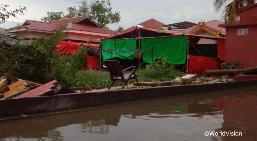 豪雨により破損した仮設テント