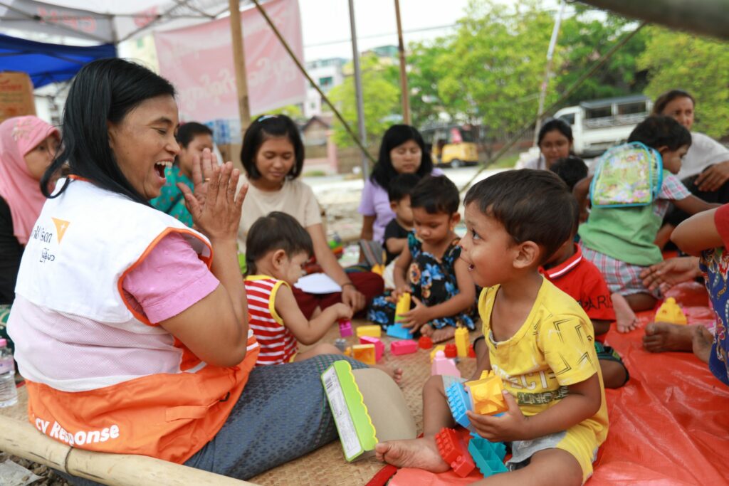 トラウマなど子どもの心理保護の支援を行うワールド・ビジョンのスタッフ