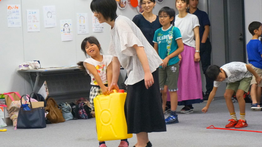 「重くて歩けないよー」と驚きの声があがる「水汲み体験」