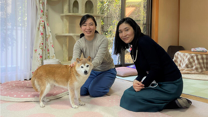 かぼすちゃんに癒され心が満たされる筆者(左)