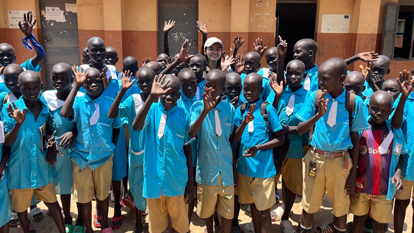 事業地の子どもたちと筆者