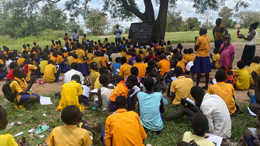 事業の対象校の様子。教室が足りず、1年生は外で授業をしています