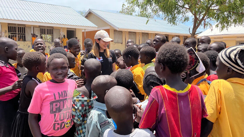 事業地の小学校の子どもたち（中央が筆者）