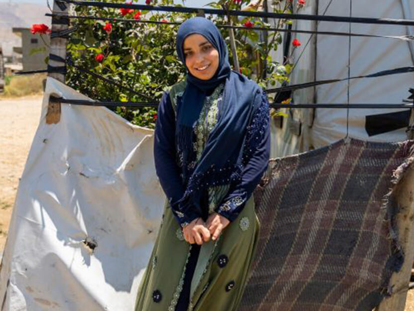 シリアを逃れレバノンで家族と暮らすヘンドちゃん（14歳）。勉強を続け学校の先生になって、ヘンドちゃんのような子どもたちを助けたいという夢をもっています。しかし、家族がテントを買えるように、お姉さんと一緒に畑で働く日々です。