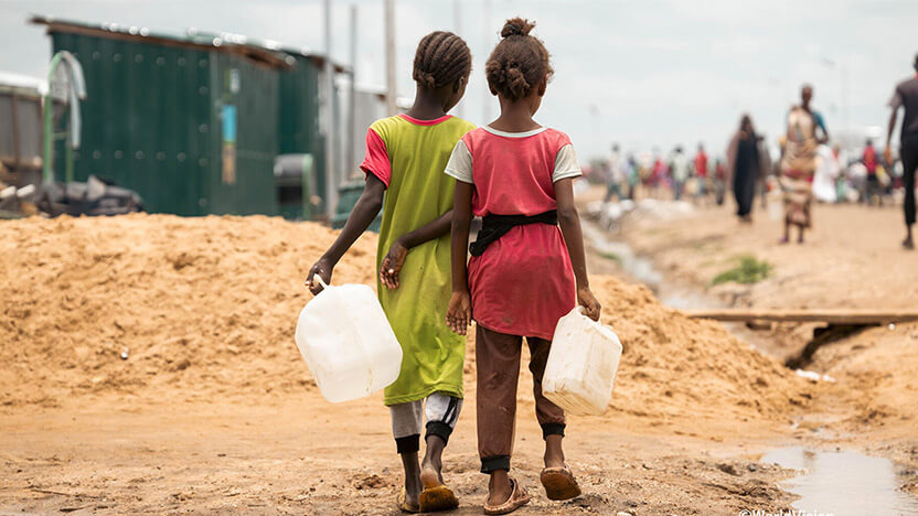 スーダンとの国境近くにある南スーダンの難民・避難民受け入れセンターで水をくむ子どもたち